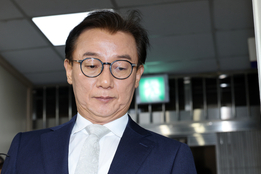 '통일교 금품수수 의혹' 전재수, 14시간 경찰 조사…혐의 전면 부인