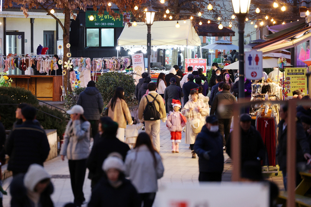 "종무식 생략·연차 소진 확산"…재계, 불확실성 속 '숨고르기'