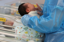 "아이 낳으면 최대 1억"…저출산 속 기업들 '억 소리' 나는 파격 해법