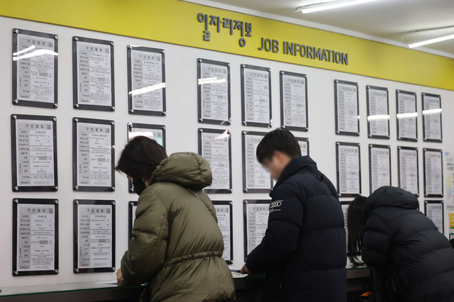 한은 "민간 고용, 내수 회복에 점진적 개선…올해 6만명 증가"