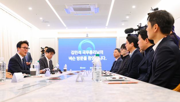 넥슨 방문 金총리 "게임은 미래성장 핵심 산업…세계 3위 강국 도약해야"