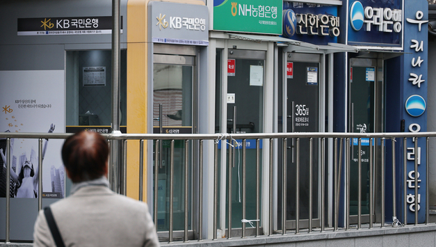 환율 상승에 달러예금 '제동'...은행권, 금융당국 압박에 ‘고심’