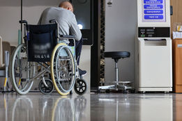 "요양보호사 11만명 부족"…외국인 돌봄인력 '전문직 인정' 제도화 시급