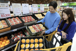 오프라인은 '죽쑤고', 온라인은 '잔치'…유통업계, 작년 장사 '희비교차'