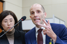 쿠팡 개인정보 유출 '셀프 조사' 논란…경찰, 로저스 대표 소환