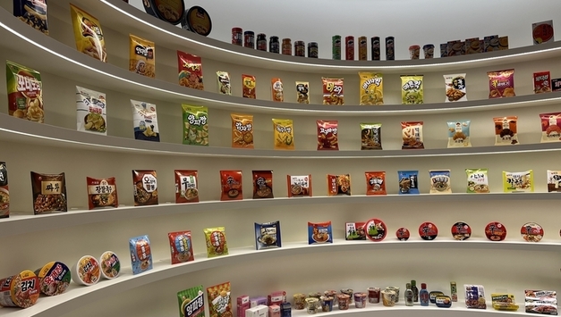 [르포] '신라면 40년' 역사를 한 곳에…농심의 오픈치킨 "경영 철학을 담다"