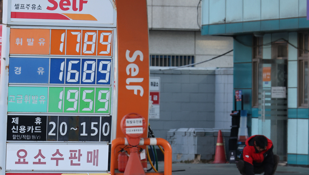 기름값, 8주째 내리막…휘발유 1천690원·경유 1천583원