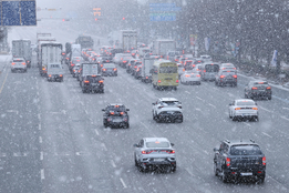 이달부터 車보험료 인상 '러시'...삼성화재 등 손보업계, 평균 1대 인상 "5년 만"