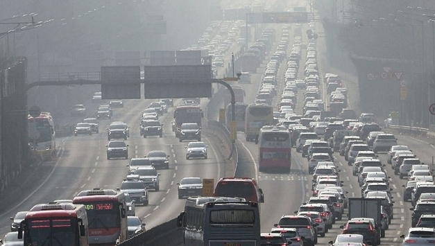 서울→부산 '4시간50분'...설날 연휴 둘째 날 "귀성길 곳곳 정체"