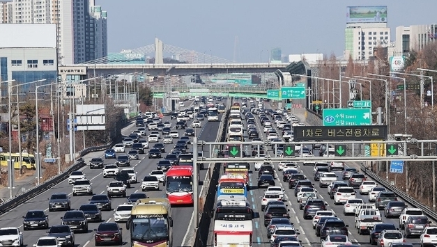 부산→서울 5시간...설 연휴 마지막 귀경길 "일부 구간 정체"