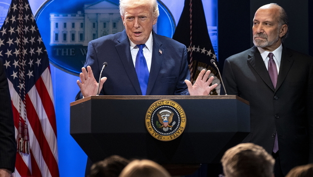 트럼프, 글로벌 관세 15로 인상...대법원 판결에도 무역 압박 지속