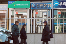 "돈 묶지 않는다"...2년 초과 예금 급감, 단기 예금은 증가