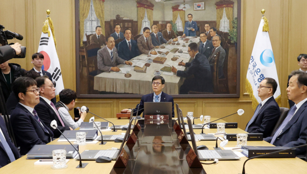 금통위, 기준금리 2.50 ‘6연속 동결’ 무게...성장률 상향 조정