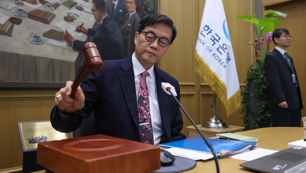 기준금리 2.5, '6연속 동결'…"성장률 상향에도 집값·환율 부담 고려"