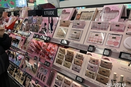 "K-뷰티 열풍이라더니"…한국콜마·코스맥스, 해외법인 성적은 '곤두박질'