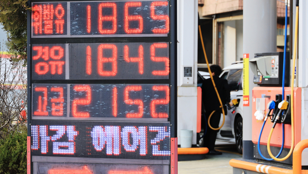 서울 주유소 기름값 1천900원 돌파…경유 가격, 휘발유 '역전'