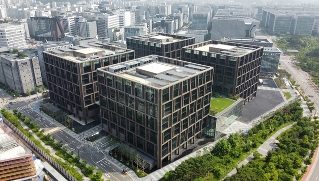 "패션사업 덕에 버티지만"…이랜드, 차입금 5조원·유통 적자 '이중고'