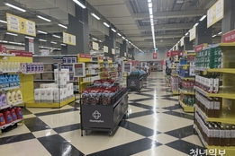 [르포] "납품 중단에 PB상품만"…홈플러스, 서울 주요점포 매대 "썰렁"