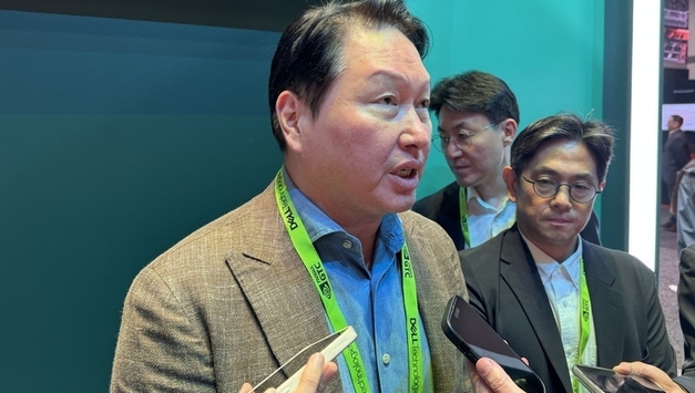 최태원 "SK하이닉스 美 ADR 상장 검토" 언급…기업가치 제고·자본 확충 '기폭제'