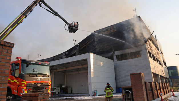 대전 공장 화재, 구조견 투입 이틀째 수색…10명 사망·4명 실종