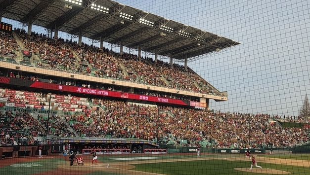 '홈런 폭격' 랜더스...SSG, KIA 마운드 무너뜨리고 "개막 2연승"