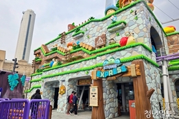 [르포] 모니터 뚫고 나온 '헤네시스'…롯데월드에 상륙한 '메이플 아일랜드'