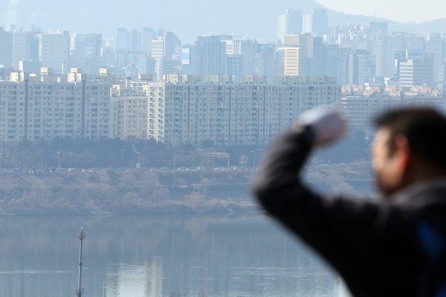 "강북 오르고 강남 내리고"...서울 아파트값 0.12 상승