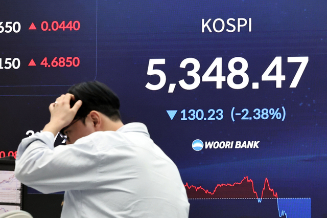 트럼프 "극도로 강한 타격"...'매도 사이드카' 코스피·코스닥 동반 급락