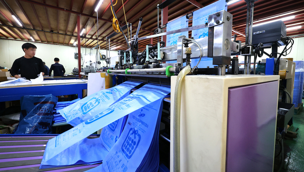 종량제봉투 원료값 급등에 조달단가 인상 추진…"봉투값 인상은 없어"