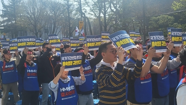 HMM 부산 이전 추진 '갈등고조'…노조, 이사회 의결에 주총 봉쇄 '전면전'