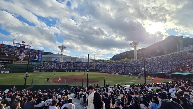 사직 삼킨 '랜더스 열풍'... '단독 1위 탈환' SSG "우승 DNA 재확인"