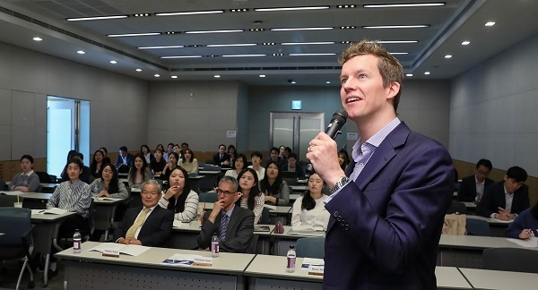 서울 여의도 전경련회관 컨퍼런스센터에서 유럽기업 취업 관심 대학생 및 취업준비생 등 100여명이 참석한 가운데 열린 '주한유럽기업 및 유럽현지기업 취업설명회'에서 고든 더들리 RDI Worldwide Ltd 대표이사가 '유럽계 기업 취업을 위한 글로벌 경력 개발'을 주제로 발표하고 있다. [출처=뉴스1]