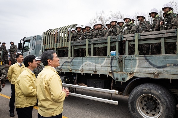 강원지역 산불 발생 사흘째인 6일 정경두 국방부 장관이 강원도 강릉시 옥계면에서 잔불진화 작업을 하고 있는 장병들을 격려하고 있다.[출처=뉴스1]