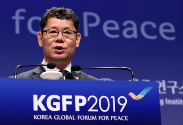 김연철 통일부 장관이 19일 오전 서울 중구 조선호텔에서 열린 한반도 국제평화포럼(KGFP2019)에서 기조연설을 하고 있다. (출처=뉴스1)