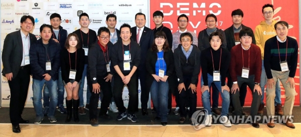 황각규 롯데지주 대표(뒷줄 왼쪽 네번째)와 이진성 롯데액셀러레이터 대표(앞줄 오른쪽 첫번째)가 14일 서울 잠실 롯데시네마 월드타워관에서 열린 롯데액셀러레이터 데모데이 행사에서 스타트업 대표들과 기념촬영을 하고 있다. 2017.12.14 [사진=연합뉴스]