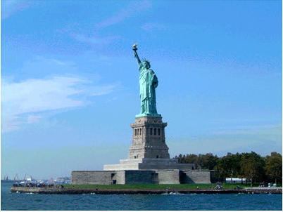 미국 뉴욕 소재 자유의 여신상 전경 사진