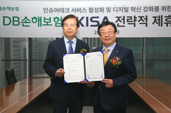 김정남 DB손해보험 대표이사 사장(사진 우측)이 KISA와 협약식을 체결한 후 기념 촬영을 하고 있다.[자료제공=DB손보]