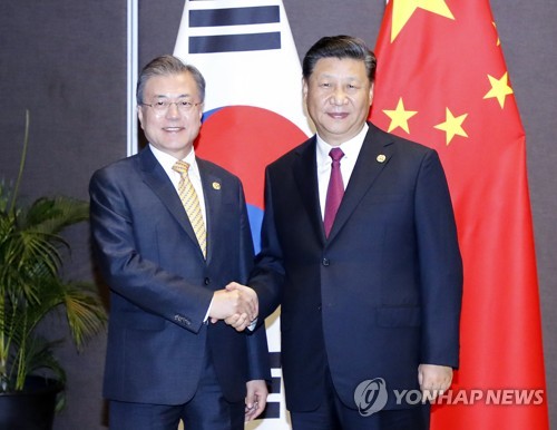지난 2018년 11월 아시아태평양경제협력체(APEC) 정상회의 참석차 파푸아뉴기니를 찾은 문재인 대통령이 포트모르즈비 시내 스탠리 호텔에서 시진핑(習近平) 중국 국가주석을 만나 반갑게 악수하고 있는 모습