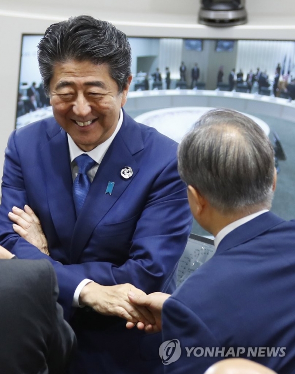 문재인 대통령과 악수하는 아베신조 일본 총리  [사진=연합뉴스]