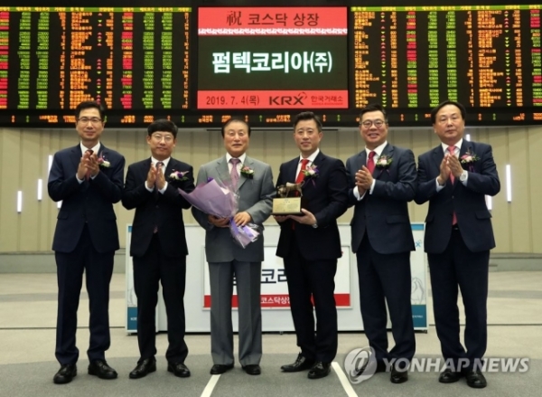 4일 오전 서울 여의도 한국거래소에서는 화장품용기 제조업체인 펌텍코리아㈜의 코스닥시장 신규상장 기념식이 개최됐다.왼쪽부터 김현철 한국IR협의회 부회장, 정운수 한국거래소 코스닥시장본부장, 이재신 펌텍코리아 회장, 이도훈 펌텍코리아 사장, 정일문 한국투자증권 대표이사, 송윤진 코스닥협회 부회장