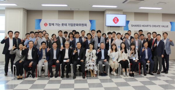 황각규 롯데지주 대표이사(앞줄 좌측에서 6번째)를 비롯한 롯데 기업문화위원회 내·외부위원들이 3일, 롯데아울렛 남악점에서 전남에서 근무하는 현장 직원들과  간담회를 갖고 기념사진을 촬영하고 있다. [사진=롯데]
