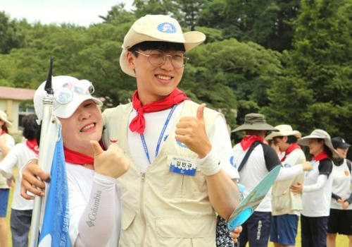 지난 7일 동아제약 대학생 국토대장정 '부모님과의 만남' 행사에서 부모님과 참가 대원들이 상봉해 즐거운 시간을 보내고 있다. [사진=동아제약]