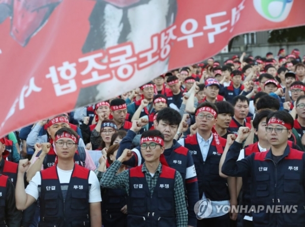 토요 집배 페지와 주 5일근무제 시행 등을 내세우며 총파업을 예고한 집배원들이 시위하고 있는 모습.[사진제공=연합뉴스]