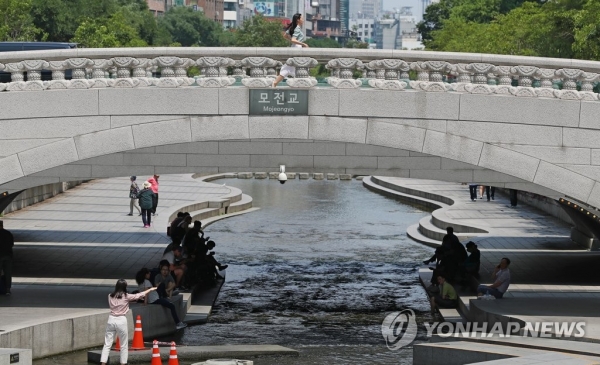 더위 피해 다리 그늘 아래로 [사진=연합뉴스]