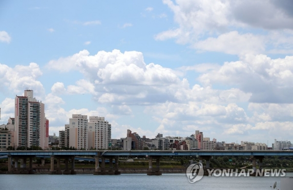 무더위 속 파란 하늘 [사진=연합뉴스]