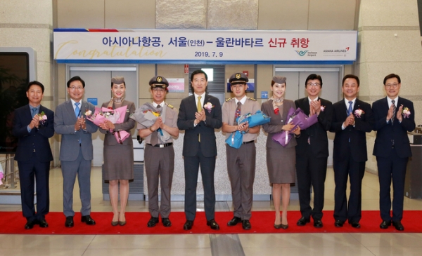 인천국제공항 제1여객터미널에서 열린 아시아나항공 울란바타르 취항식에 참석한 한창수 아시아나항공 사장(왼쪽 다섯번째)과 임직원들이 기념촬영을 하고 있다. [사진=아시아나항공]