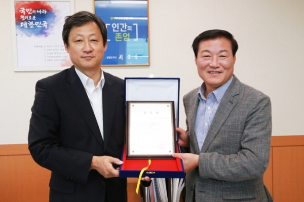 유희관(왼쪽) KT스카이라이프 부사장이 9일 강원도청에서 정만호 강원도 경제부지사로부터 고성·속초 산불 화재 피해 지원 공로를 인정받아 감사패를 받았다. [사진=KT스카이라이프]