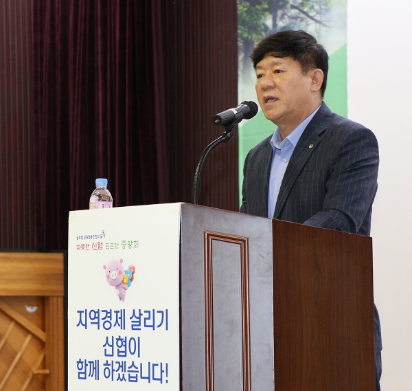 김윤식 12일 거제시청 블루시티홀에서 김윤식 신협중앙회장이 '지역경제 살리기 신협이 함께 하겠습니다' 기념사를 하고 있다. 거제, 울산 등 경남의 경제 위기지역을 살리는 마중물 역할을 하기 위해 신협이 어부바 하겠다고 밝혔다. [사진=신협중앙회]