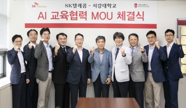 서울 서강대 공학부 학장실에서 문연회(왼쪽에서 다섯 번째) SK텔레콤 기업문화센터장과 전도영(왼쪽에서 여섯 번째) 서강대학교 공학부 학장이 기념사진을 촬영하고 있다. [사진=SK텔레콤]