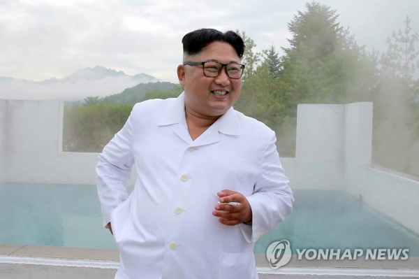 김정은 북한 국무위원장이 원산갈마해안관광지구 건설장과 양덕군의 온천지구를 각각 시찰했다고 북한 매체들이 17일 보도했다. 사진은 노동신문 2면에 실린 것으로, 김 위원장이 양덕군 온천지구 시찰 중 담배를 피우고 있다. [사진=연합뉴스]